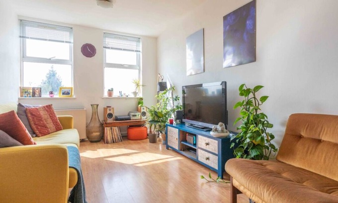 Waltham Cross Apartment | Light and Bright 2-bedroom apartment in Waltham Cross, free off street parking