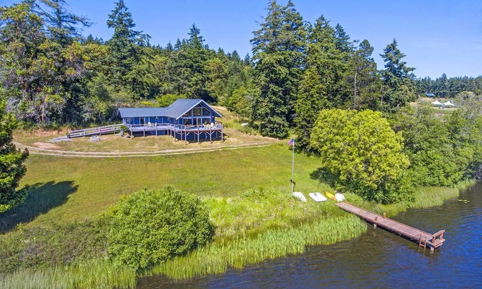 Friday Harbor House | Light-Filled Cabin on Percich Pond! 10 minutes away from Friday Harbor!