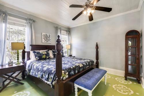 Downtown House | Lighthouse Villa by AvantStay Walk to Southernmost Point w Private Pool Patio Month Long Stays