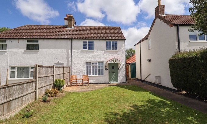 Louth Cottage | LILAC COTTAGE, pet friendly, character holiday cottage in Grimoldby