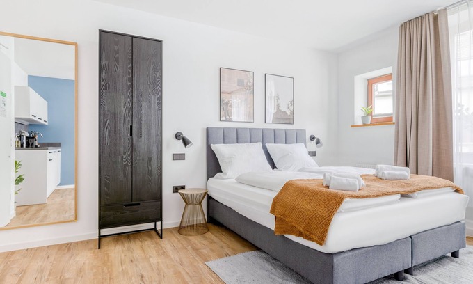 Innenstadt - Sankt Ulrich-Dom Hotel | Limehome Augsburg Annastraße