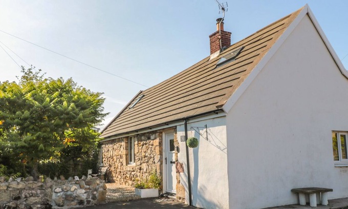 Lowick House | LINDISFARNE COTTAGE, pet friendly, with hot tub in Lowick