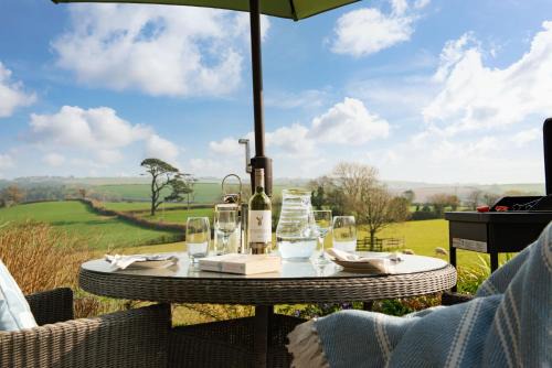 Widegates House | Linhay at East Trenean Farm -Luxury retreat for 2 with stunning rural views, private hot tub and EV charging