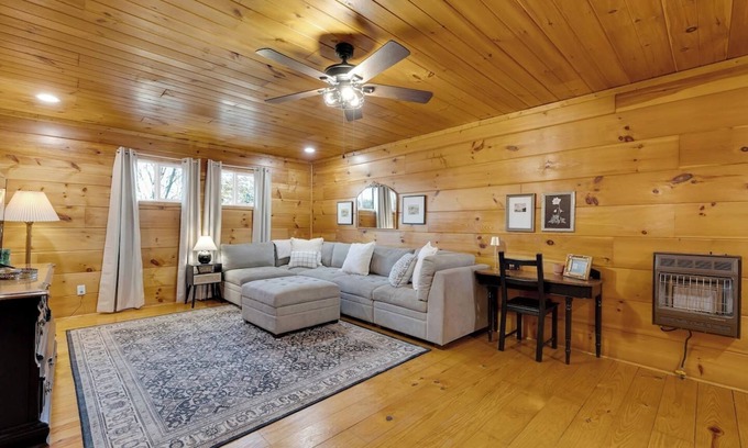 Fort Payne Apartment | Little Bear - 1BD Cabin Escape