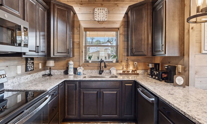 Gatlinburg - Pigeon Forge Cabin | Little Bear Lodge 3 Bedroom Cabin by RedAwning