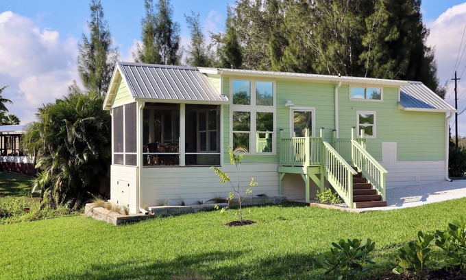 Stuart House | Little Bit on Paradise - Cozy canal front little house with 3 beds