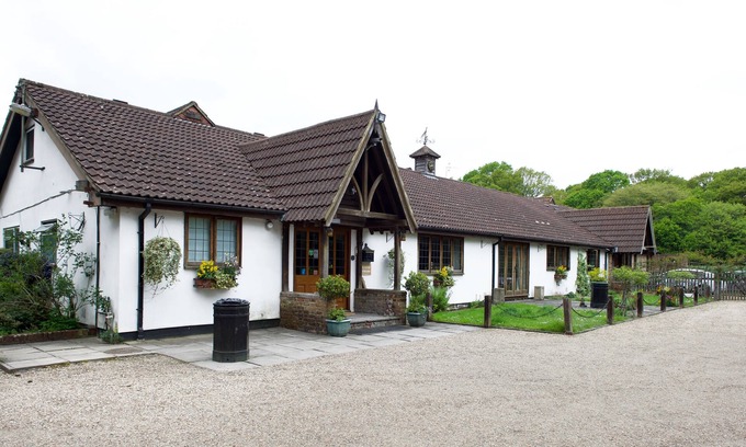 Crawley Bed & Breakfast | Little Foxes Hotel & Gatwick Airport Parking