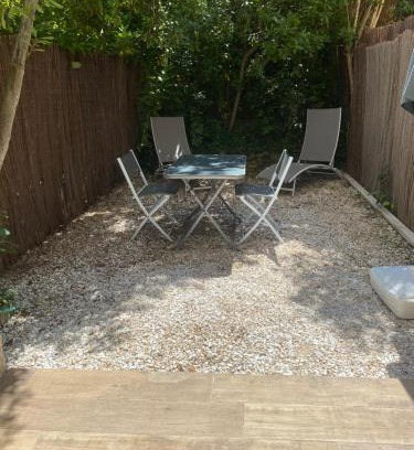 La Madrague Apartment | Little garden