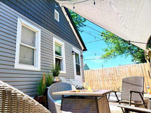 Detroit - Shoreway Apartment | Little house on 47th