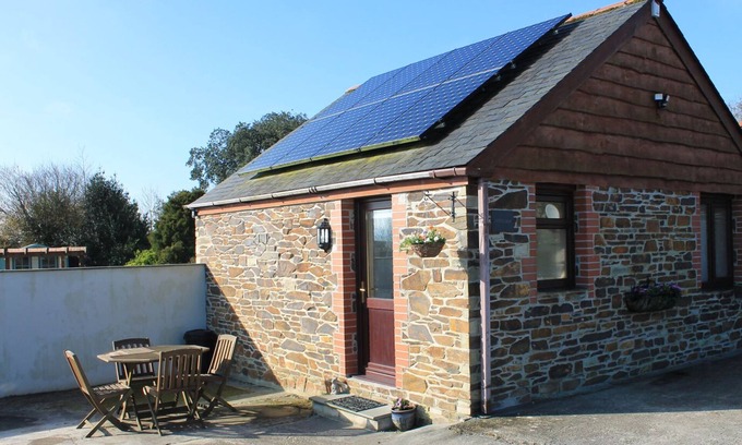 Newquay Cottage | LITTLE MAY, pet friendly, with a garden in Newquay