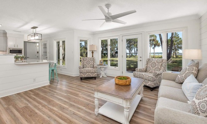 Brunswick House | Live Oak Cottage - Riverfront Getaway with Dock Access