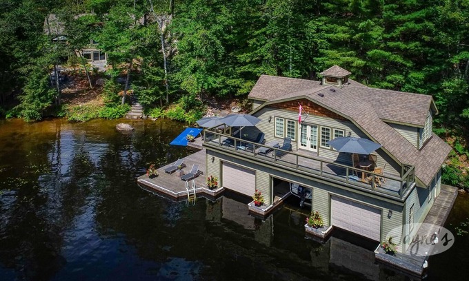 Bala Cottage | Live the Good Life on Lake Muskoka! 6 bdrm 5 bath Cottage +Boathouse! Sleeps 17!