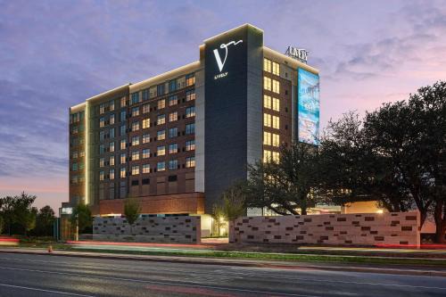 Central Oklahoma City Hotel | Lively Hotel On Oak Oklahoma City, Tapestry By Hilton
