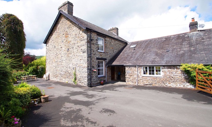 Machynlleth House | Llety Hiriaeth - Four Bedroom House, Sleeps 6
