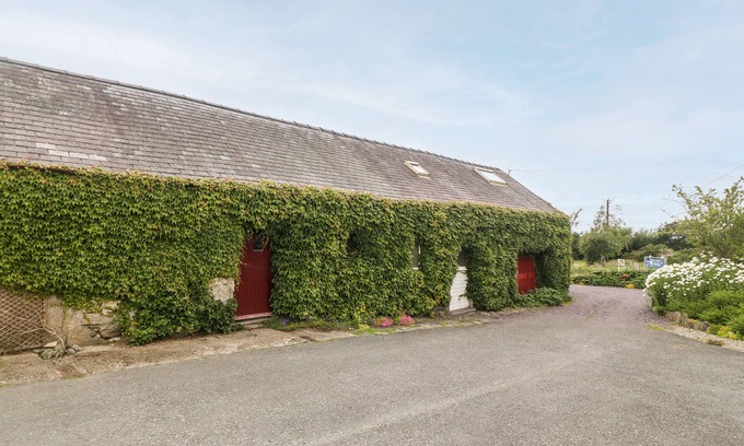 Llandwrog Cottage | LLOFFT YR YD, family friendly, with a garden in Dinas Dinlle