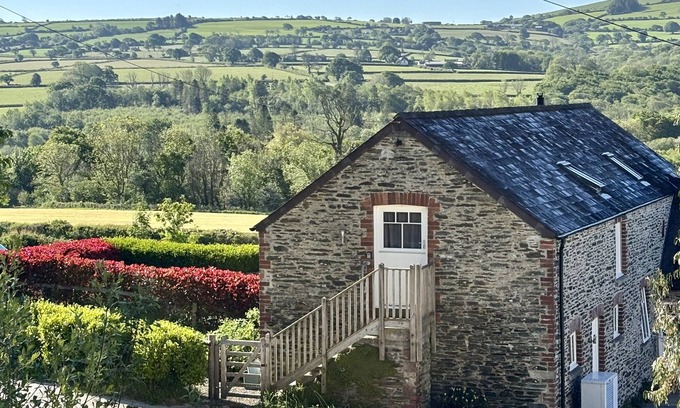 Boncath Apartment | LLOFT GWAIR - HAYLOFT, pet friendly, with a garden in Crymych
