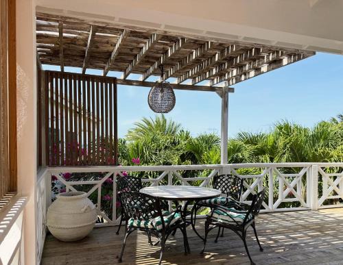 Dickenson Bay Apartment | Lo Studiolo
