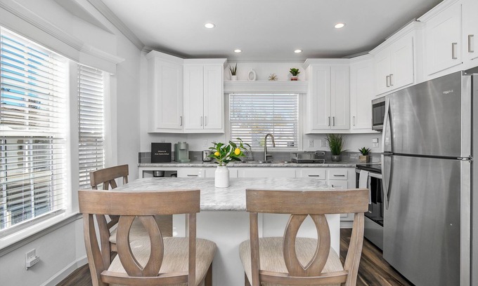 Naples Cottage | Located 10 mins from the beach! Central Location!