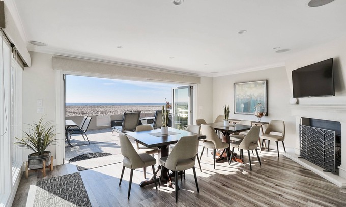 West Newport House | Located directly on the Sand. Two Master Suites, four bedrooms, four bathrooms.n