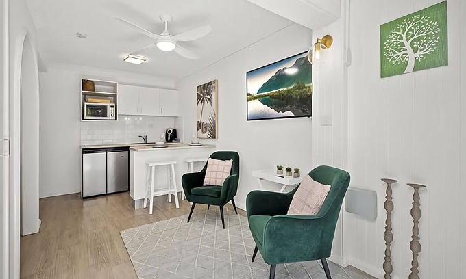 Coffs Harbour Apartment | Located just 600 beach, Coffs Mediterranean Villa 4 is a spacious one bedroom apartment