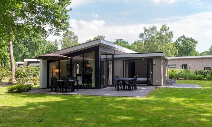 Wekerom House | Located on the edge of the forest with a spacious garden