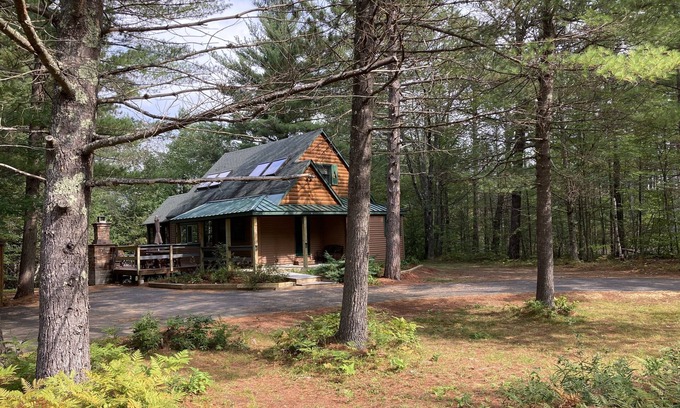 North Conway Cabin | LOCATION! A mountain cabin with western decor at Echo Lake/Cathedral ledge.