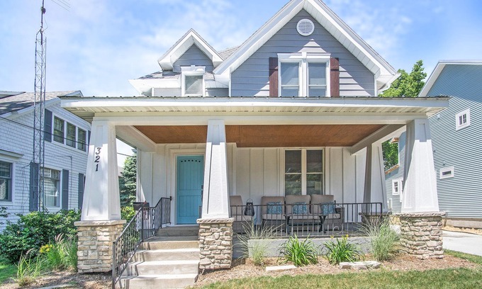 South Haven House | Location, Design, Indoor/Outdoor space, close to town and beach!