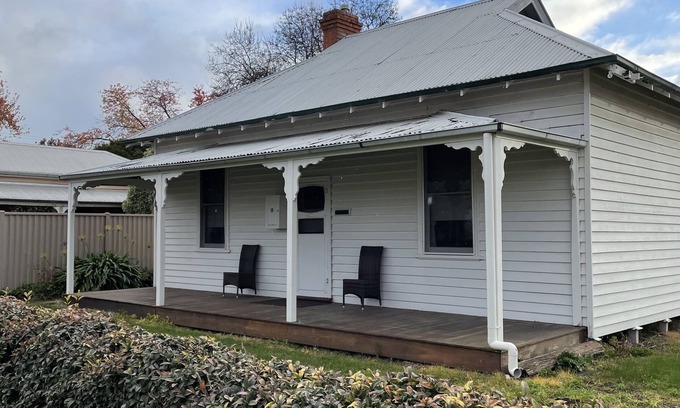 Mansfield House | Location Location - 5 minutes walk to shops, restaurants and cafes.