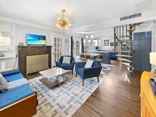Riverland Terrace House | Location! Minutes to Downtown and Folly Beach