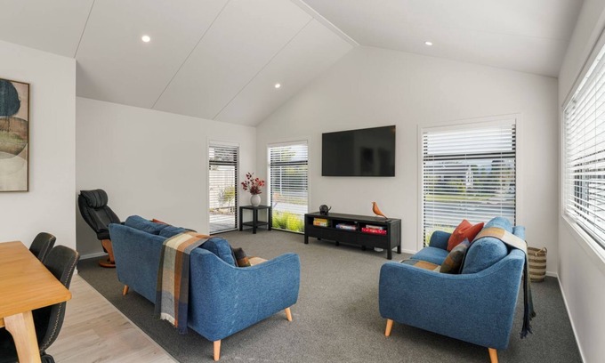 Rainbow Point House | Location on Point - Taupo