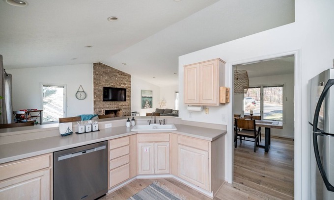 North Shore House | LOCATION! Restaurants, Shops! Waterfront Quiet, Golf Community Game Room Bunks