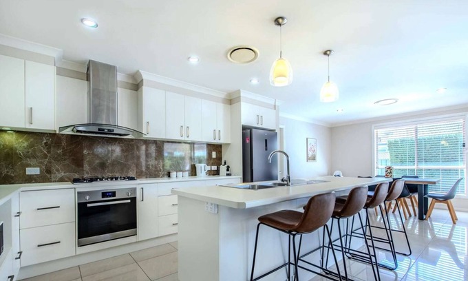 Dubbo House | Loch Lomond - Spacious Living, Close to Zoo & Golf