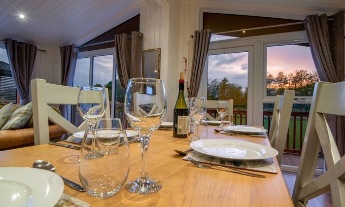 Errol Cottage | LODGE 10 - THE CEDARS, family friendly, with hot tub in Errol