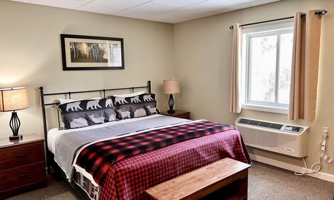 Lincoln Apartment | Lodge Hotel H3 · Hotel Resort Room w king bed, pool Ski Loon Mtn