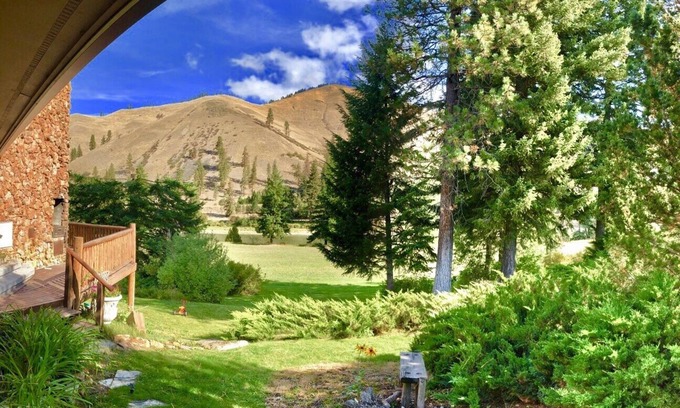 Superior Ski Chalet | ⭐ Lodge of a Lifetime King Bed Riverfront Fire!⭐