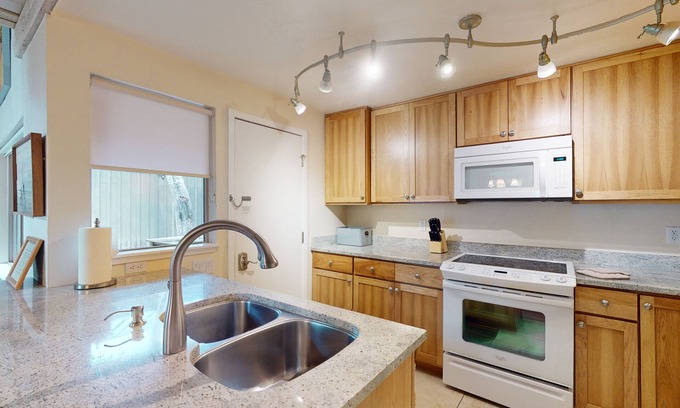 Tennis Village Condo | Lodge-Style Getaway with Walk to Spa, A/C & BBQ