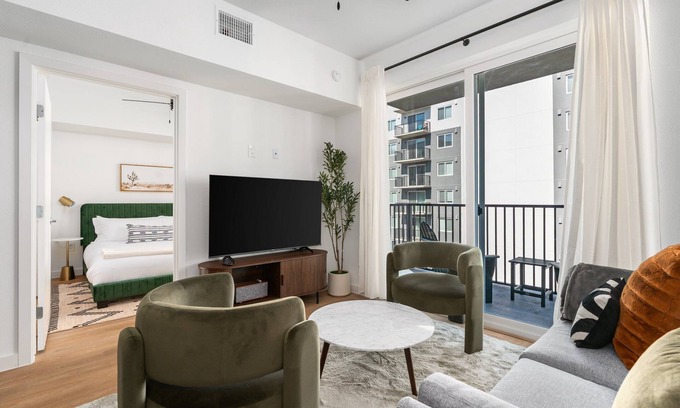 Addicks Apartment | Lodgeur | Fresh 2BR w/balcony | Energy Corridor