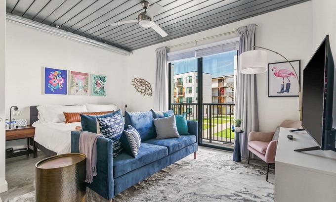 Midtown Apartment | Lodgeur | Playful midcentury studio loft | Midtown