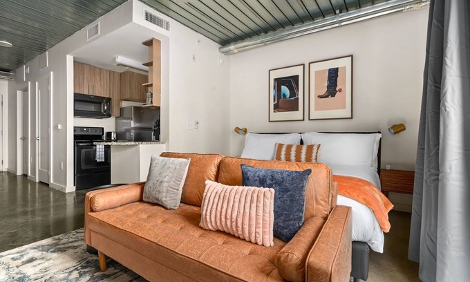 Midtown Apartment | Lodgeur | Sunlit & airy studio loft | Midtown
