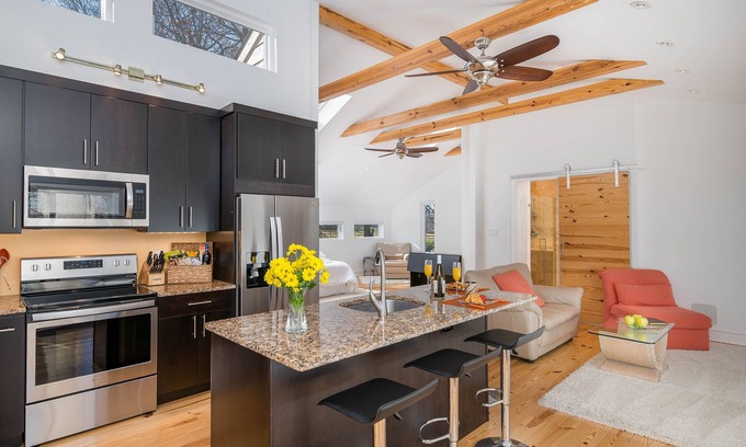 West Chester Apartment | Loft Bliss! Relaxing, inviting and therapeutic. The perfect roamntic getaway!