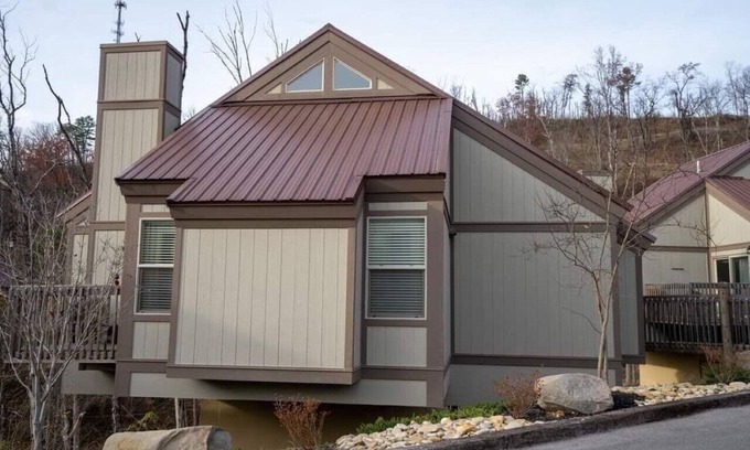 Gatlinburg Resort | LOFT COTTAGES/AUTUMN . TREETOPS RESORT, GATLINBURG 3BDRM/3BATH FRIDAY CHECK IN