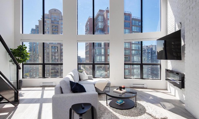 Downtown Vancouver Apartment | Loft in Entertainment District with FREE underground Parking