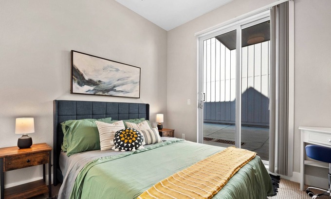 Northeast Park Hill Apartment | Loftium | Adorable 1 BR Guest Suite In Northeast Park Hill