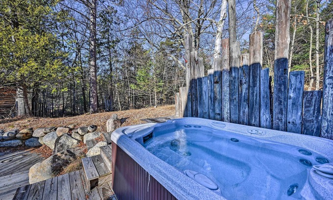 Wilmington Cottage | Log Cabin in Wilmington w/New Hot Tub By Skiing!