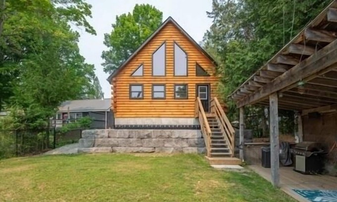 Burnt River Cabin | Log Cabin Riverbend Retreat- Waterfront-Family Fun