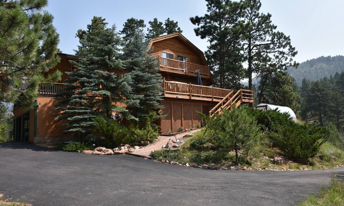 Woodland Park Cabin | Log cabin with Pikes Peak views