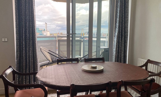 Royal Docks Apartment | London Apt-sleeps 4-parking - Balcony-river View