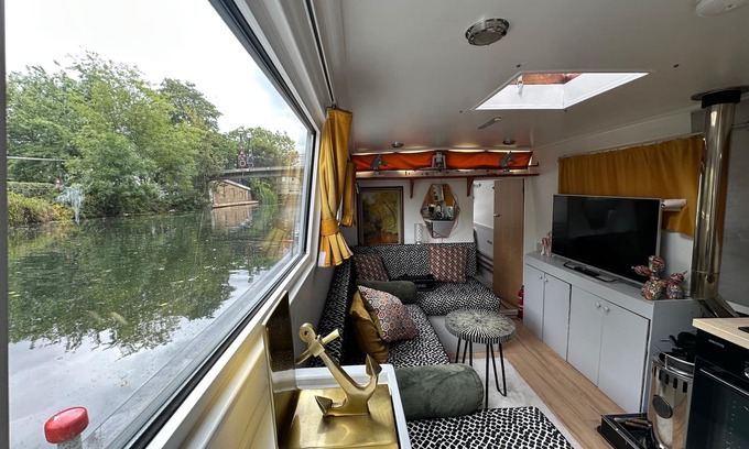 Westbourne Green House | London Dutch Barge - Sleeps 3 & Cosy Fireplace