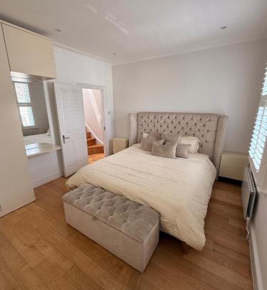 Town House | London Family Sleep 8 w 4 Baths WiFi 1m Tube