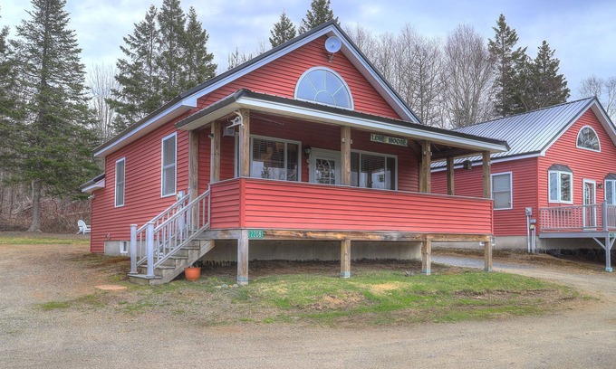 Rangeley House | Lone Moose - Cute Cabin within walking distance to downtown Rangeley